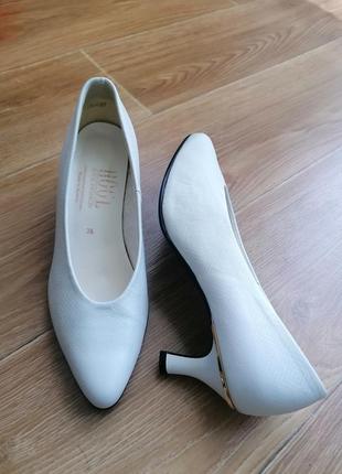 Красивые белые туфли-лодочки кожа1 фото