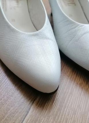 Красивые белые туфли-лодочки кожа7 фото