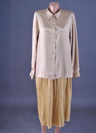 Блузка атласная золотистого цвета, рубашечный крой.2 фото