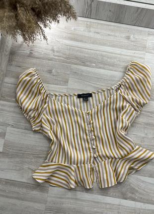 Блуза з гарними деталями 🌸