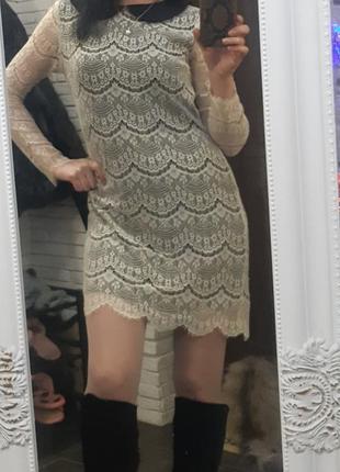 Нарядное кружевное платье прямого кроя