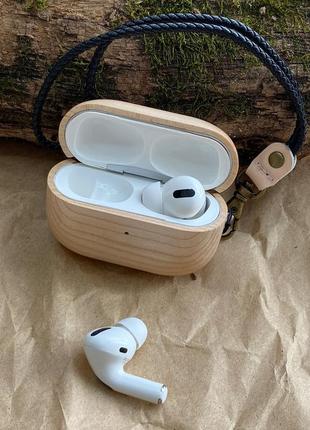 Дерев'яний футляр чохол для навушників airpods pro new із дерева клен з гравіюванням від "skinwood" swc-008