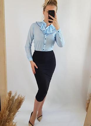 Блакитна сорочка з комірцем стойкою воланом довгим рукавом2 фото