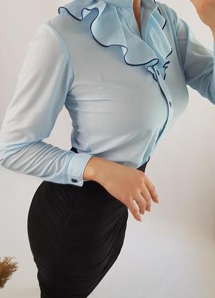 Блакитна сорочка з комірцем стойкою воланом довгим рукавом1 фото