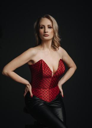 Красный корсет на шнуровке