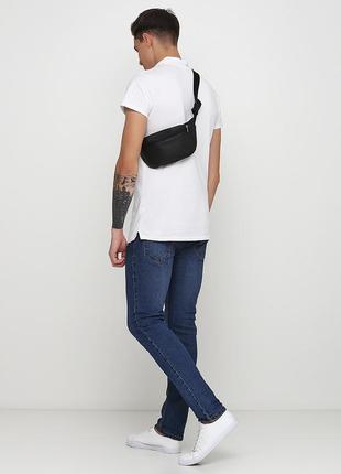 Чорна  зручна практична чоловіча сумка бананка на  пояс або через плече