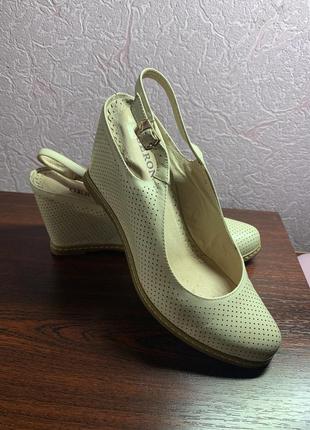 Босоніжки на танкетці