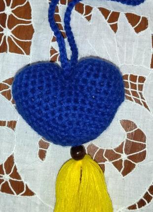 Оздоба на сумку - аксесуар для автомобіля - у язане серце україни у синьо-жовтих кольорах4 фото