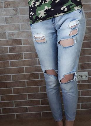 Стильні джинси рванки