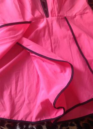 Розовый пляжный комбинезон с вырезами на груди4 фото