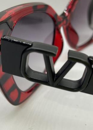 Женские солнцезащитные очки в чёрно-красной пластиковой оправе6 фото