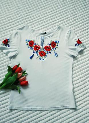 Жіноча вишиванка футболочкою