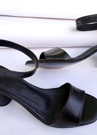 Женские черные классические босоножки из натуральной кожи на невысоком каблуке2 фото