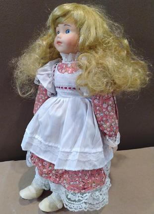 Голубоглазая фарфоровая кукла девочка the classic collection porcelain doll на подставке.5 фото