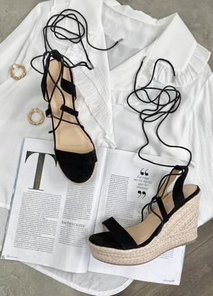 Босоніжки під замшу на платформі та шнурується до гори