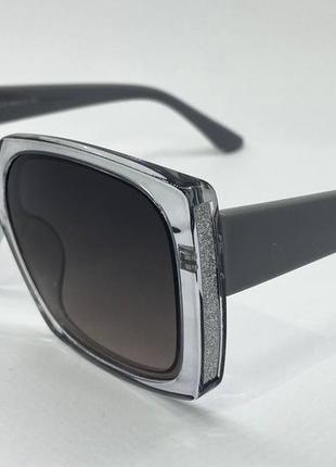 Женские солнцезащитные очки прямоугольные серые в пластиковой оправе с поляризованными линзами