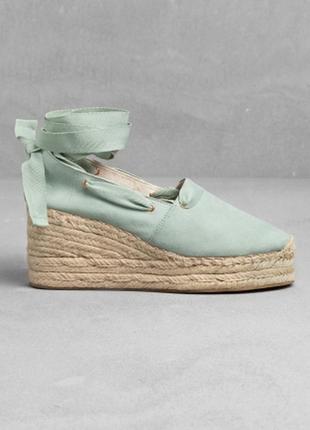 Замшевые босоножки на танкетке