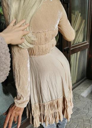 Бархатное платье миди сукня с рюшами расклешенное нюдовое нюд кремовое в ретро стиле винтажное нарядное вечернее9 фото