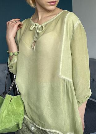 Блузка из нежного шёлка в травяном зелёном цвете3 фото