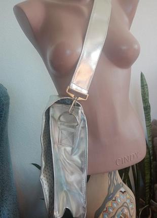Стильная сумка серебристого цвета с принтом усов2 фото
