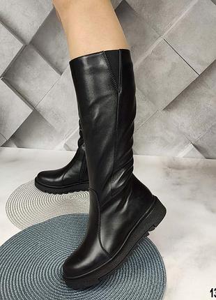 Шкіряні жіночі чоботи без підборів.