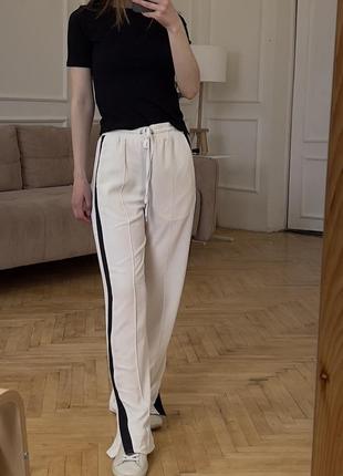 Белые штаны с лампасами и молниями снизу