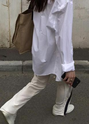 Белые штаны с лампасами и молниями снизу