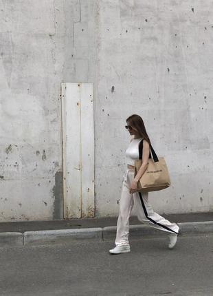 Белые штаны с лампасами и молниями снизу