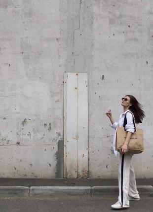 Белые штаны с лампасами и молниями снизу