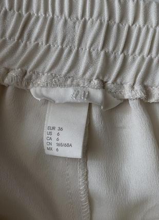 Белые штаны с лампасами и молниями снизу