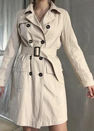 Тренч бежевый молочный меди на поясе под ремень, с акцентом на талию, на весну