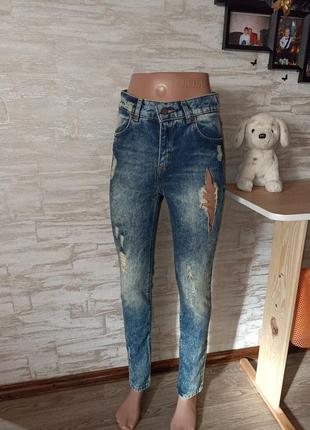 Фирменные,дорогие джинсы в идеале!!!