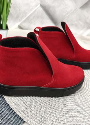 Красные демисезонные ботинки из натуральной замши