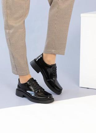 Женские лаковые туфли со шнурком9 фото