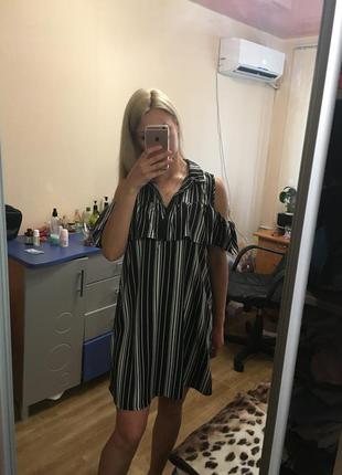 Платье с открытыми плечами