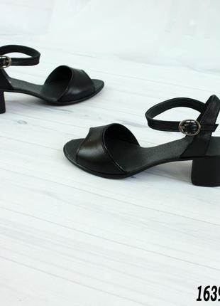 Женские черные босоножки на невысоком каблуке3 фото