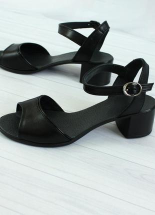 Женские черные босоножки на невысоком каблуке4 фото