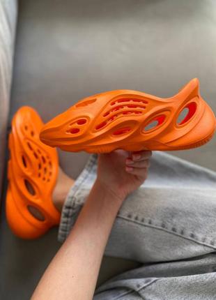 Крутые женские летние лёгкие кроссовки adidas yeezy foam runner оранжевые3 фото