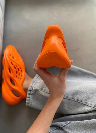 Круті жіночі літні легкі кросівки adidas yeezy foam runner помаранчеві5 фото