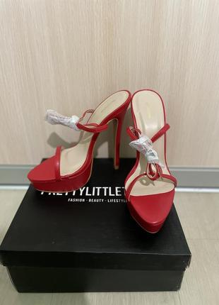 Босоніжки pretty little thing