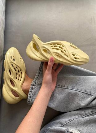 Чудові жіночі літні легкі кросівки adidas yeezy foam runner жовто-бежеві