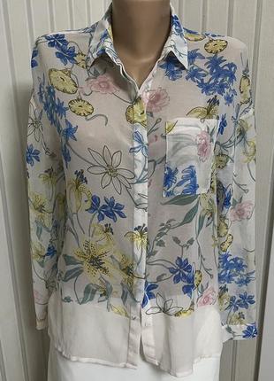 Блуза в цветах с накладным карманом