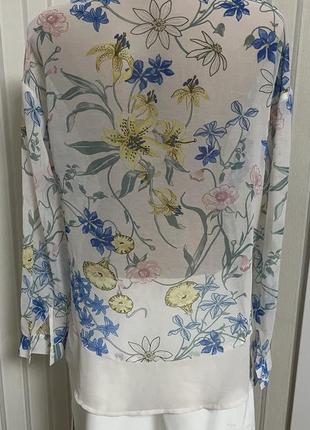 Блуза в цветах с накладным карманом3 фото