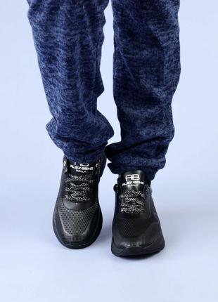 Женские черные кроссовки с тиснением4 фото