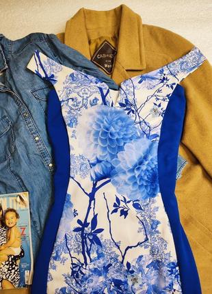 Quiz платье синее белое в цветочный принт миди по фигуре карандаш футляр с открытыми плечами3 фото
