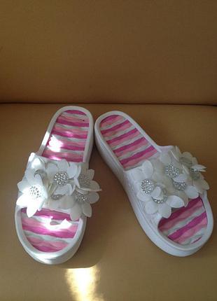 Пляжні шльопанці з ромашками