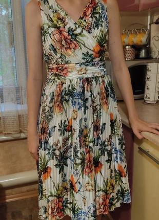 Очень красивое, нарядное плиссированное платье с цветочным принтом1 фото