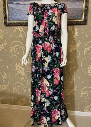 Очень красивое и стильное брендовое платье.