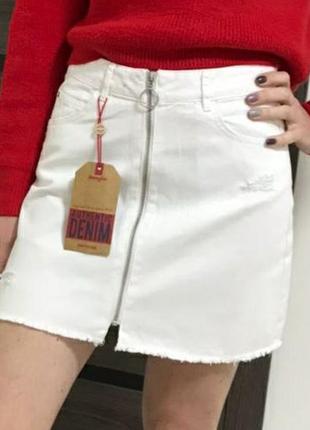 Джинсовая белая юбка французского бренда jennyfer