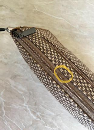 Бежевая коричневая сумка багет на плечо с короткой ручкой8 фото